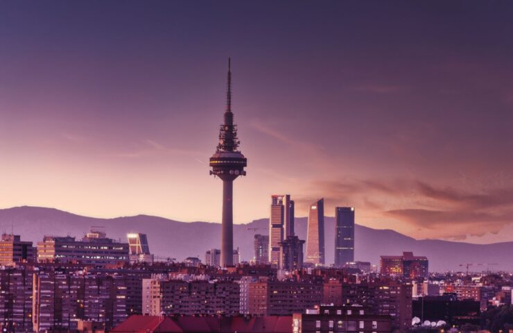 Turistas internacionales recorriendo el centro de Madrid y disfrutando de la oferta gastronómica y de ocio nocturno de la capital.